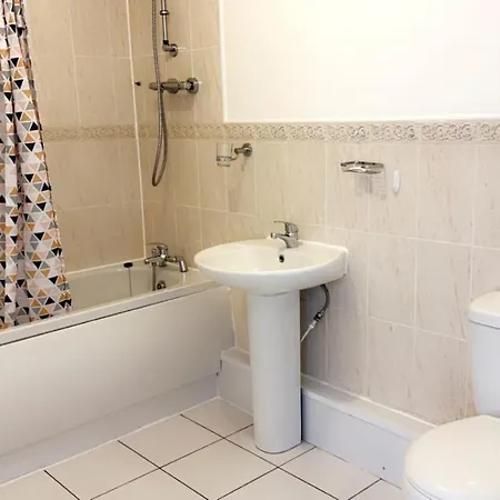 2 Bedroom Apartment With Free Parking Wi-Fi, Very Close To Ao Arena & City Centre-3