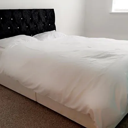 2 Bedroom Apartment With Free Parking Wi-Fi, Very Close To Ao Arena & City Centre-2